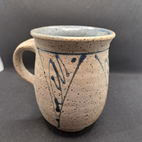 Blue and earth tone Pottery mug - Picture 3 of 4